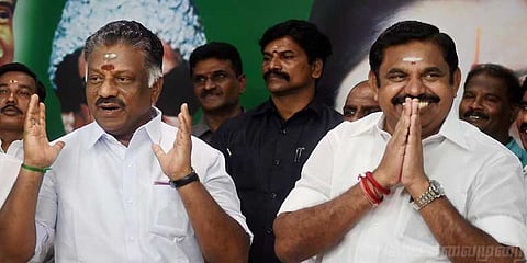 போஸ்டர்களில் கிழிகிறதா அதிமுகவின் கோஷ்டிப் பூசல்கள் !