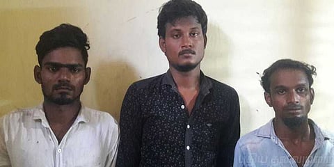 மதுரவாயலில் கத்தியால் தாக்கி செல்போன் திருடியவர்கள் கைது