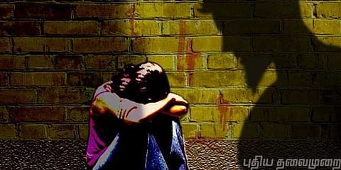 லிப்ட் கொடுத்து இளம்பெண் கூட்டுப் பாலியல் வன்கொடுமை!