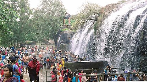 திற்பரப்பு நீர்வீழ்ச்சியில் குவியும் சுற்றுலா பயணிகள்!