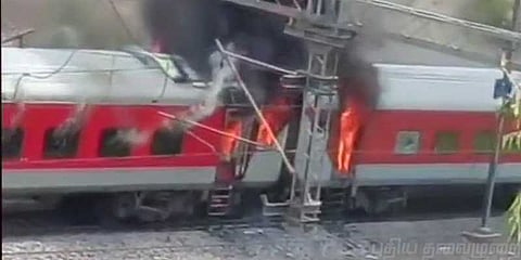 எக்ஸ்பிரஸ் ரயிலில் தீ விபத்து: 4 பெட்டிகள் எரிந்தது