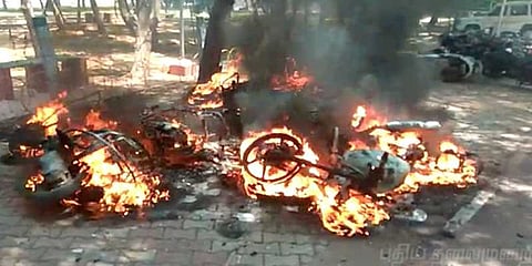 தூத்துக்குடி ஆட்சியர் அலுவலகத்தின் கண்ணாடிகள் உடைப்பு: வாகனங்களுக்கு தீவைப்பு