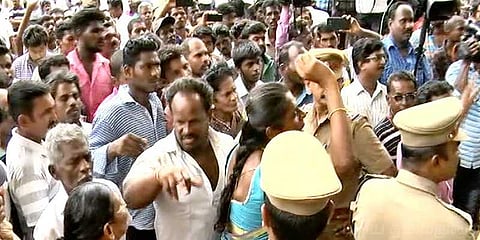 துப்பாக்கிச்சூட்டில் பலி: பிரேத பரிசோதனை செய்ய உறவினர்கள் எதிர்ப்பு