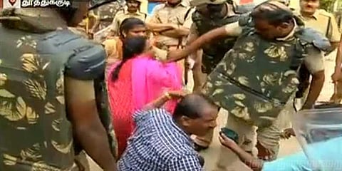 ‘என் பையன விடுங்க, நான் செத்துடுவேன்’ காலைப் பிடித்து கதறிய தாய்!