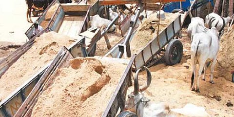 மணல் கொள்ளையில் ஈடுபட்ட ஆட்டோவை விரட்டிப்பிடித்த வட்டாட்சியர்