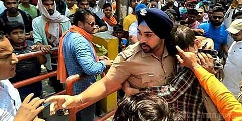 இளைஞரை சரமாரியாக தாக்கியக் கூட்டம் ! கட்டிப்பிடித்து காப்பாற்றிய போலீஸ்