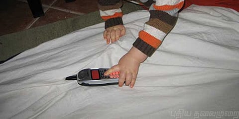 செல்போன் பட்டனை விழுங்கிய குழந்தை