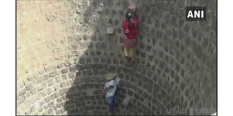 தண்ணீருக்காக கிணற்றுக்குள் ஓர் சாகசப் போராட்டம்: பரிதவிக்கும் மக்கள்!