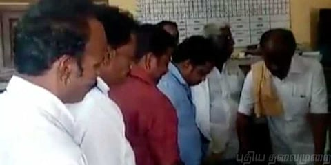 காவல்நிலையத்தில் கேக் வெட்டி பிறந்தநாள் கொண்டாடிய ஆர்ப்பாட்டக்காரர்கள்