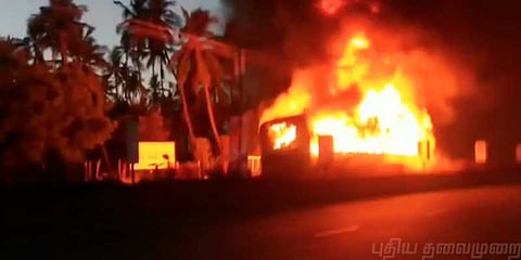 அரசு பேருந்துக்கு தீ வைப்பு: அலறியடித்த பயணிகள்..!