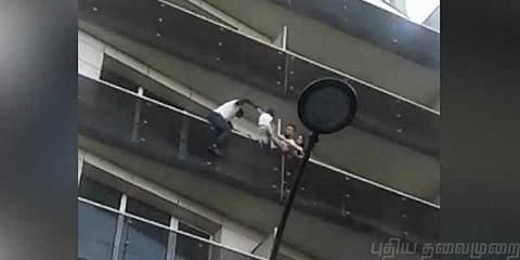 மாடியில் தொங்கிய குழந்தையை காப்பாற்றிய ஹீரோ: பாரிஸில் ஒரு ஸ்பைடர்மேன் - வைரல் வீடியோ!