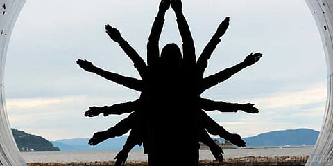 ’காளி’ உடை அணிந்த இளைஞர் சரமாரியாகக் குத்திக் கொலை!