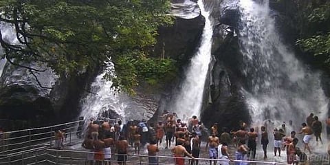 குற்றால அருவியில் குளிக்க அனுமதி: சுற்றுலா பயணிகள் மகிழ்ச்சி