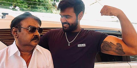 விஜயகாந்தின் ஆக்ரோஷ கண்களை டாட்டூ குத்திய சண்முகப்பாண்டியன்!