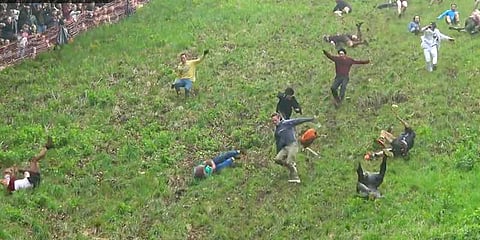 மலையில் உருண்டு விழும் விநோத போட்டி