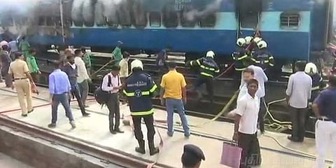 நின்று கொண்டிருந்த ரயிலில் திடீர் தீ