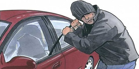 சிசிடிவியில் சிக்கிய கார் திருடர்கள்