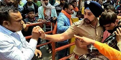 கட்டியணைத்து காப்பாற்றிய போலீஸ்க்கு கொலை மிரட்டல் ?