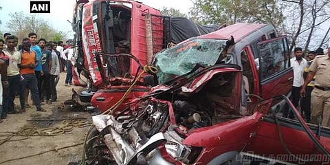 கார்-லாரி மோதல்: 10 பேர் பரிதாப பலி!