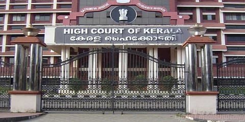 19 வயது பெண்ணுடன் 18 வயது ஆண் வாழ கேரள நீதிமன்றம் அனுமதி