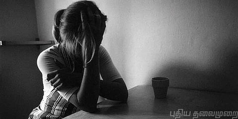 பாலியல் டார்ச்சர் இளைஞனை அவன் வழியில் வளைத்த பெண் போலீசார்!