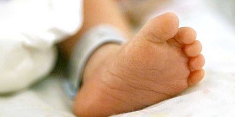 கிண்டலுக்கு பயந்து பிறந்த குழந்தையை விட்டுச்சென்ற பெற்றோர் கைது