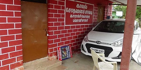 கார் பார்க்கிங்கான மாவோயிஸ்ட்கள் தடுப்பு சோதனைச்சாவடி