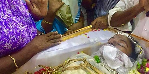 துப்பாக்கிச்சூட்டில் உயிரிழந்த ஸ்னோலின் உடல் அடக்கம்