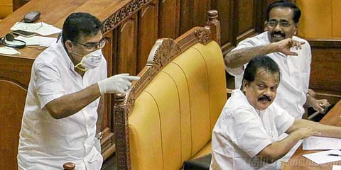 ‘நிபா’வைரஸ் அபாயம் : எம்.எல்.ஏ-வால் பேரவைக்குள் ஏற்பட்ட சர்ச்சை!