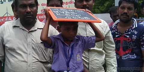 “பள்ளிக்கு உள்ளே விடுங்க” - ஏழை மாணவனின் ஏக்கக் குரல்!