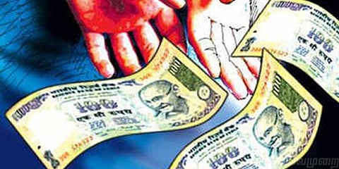 லஞ்சம் வாங்கும் போது கையும் களவுமாக சிக்கிய அதிகாரிகள்