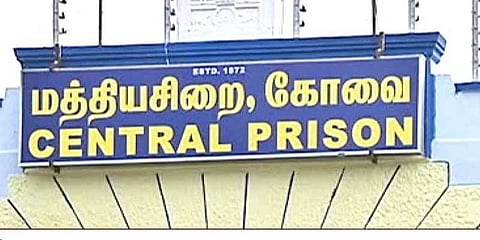 சிறையில் விசாரணை கைதி கொலை : 2 வார்டன்கள் சஸ்பெண்ட்