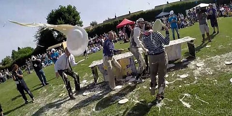 மாவு வீசும் போட்டி : மாறி மாறி வீசிக்கொண்ட சுவாரஸ்யம்