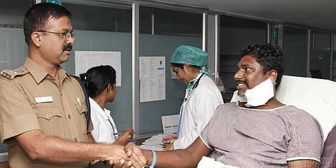 கத்தியால் குத்தப்பட்டும் திருடனை விரட்டிப் பிடிக்க முயற்சித்த காவலர் !