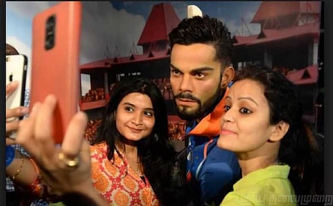 விராத் மெழுகு சிலை, ’செல்ஃபி’ ரசிகர்களால் திடீர் சேதம்!