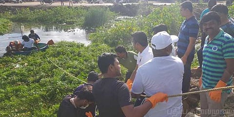 ரவுடிகளை வைத்து குளத்தை தூர்வாரிய காவல்துறை !