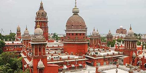 பாலியல் புகார் : மாணவிக்கு எதிராக வழக்கு தொடர்ந்த பேராசிரியருக்கு அபராதம்