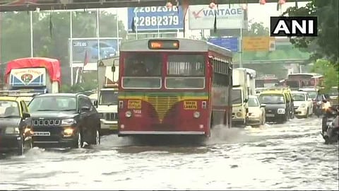மும்பையில் கடும் மழை: விமானம், ரயில் சேவை பாதிப்பு