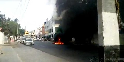 சென்னையில் நடுரோட்டில் தீப்பிடித்து எரிந்த கார்: மின்கசிவு காரணமா..?