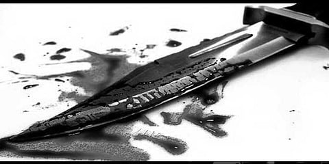 தனியார் வங்கி ஊழியர் வெட்டிப் படுகொலை: 8 பேர் கொண்ட கும்பலுக்கு வலைவீச்சு