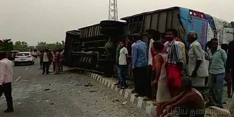 தடுப்புச் சுவரில் மோதி பேருந்து கவிழ்ந்தது: 17பேர் பலி
