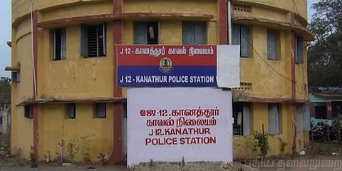 பாலியல் வன்கொடுமையை மாடியிலிருந்து பார்த்த பெண்கள் ! விரைந்து வந்து மீட்ட போலீஸ்