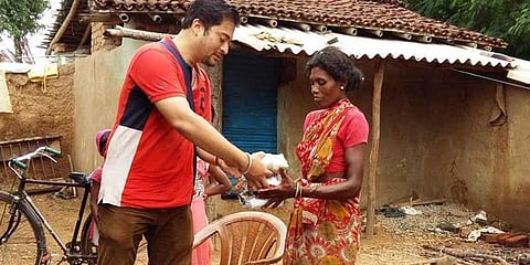 நல்ல வேலைக்கு "குட்-பை" கிராமம் கிராமமாக செல்லும் பேட்மேன்..!