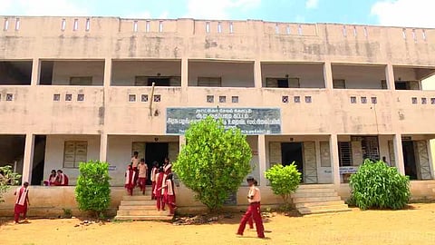 அனைத்து பாடத்துக்கும் ஒரே ஆசிரியர் - சாதனை அல்ல வேதனை