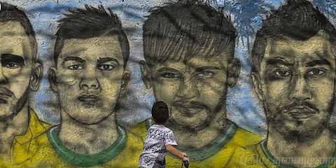 உலகக்கோப்பை கால்பந்து: வண்ணங்களில் ஜொலிக்கும் பிரேசில் சாலைகள்