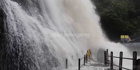 பொங்குது குற்றாலம்; அருவியில் குளிக்கத்தடை