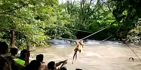 வெள்ளத்தில் அடித்துச்செல்லப்பட்ட தம்பதி : திக்திக் வீடியோ