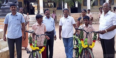 மாணவர் சேர்க்கையை அதிகரிக்க யுக்தி: சைக்கிள் இலவசம் என அறிவித்த அரசுப்பள்ளி