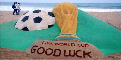 உலகக்கோப்பை கால்பந்து போட்டியை வரவேற்று மணல் சிற்பம்