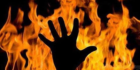 நிலத்தகராறில் கூலித் தொழிலாளி தீக்குளித்து தற்கொலைக்கு முயற்சி